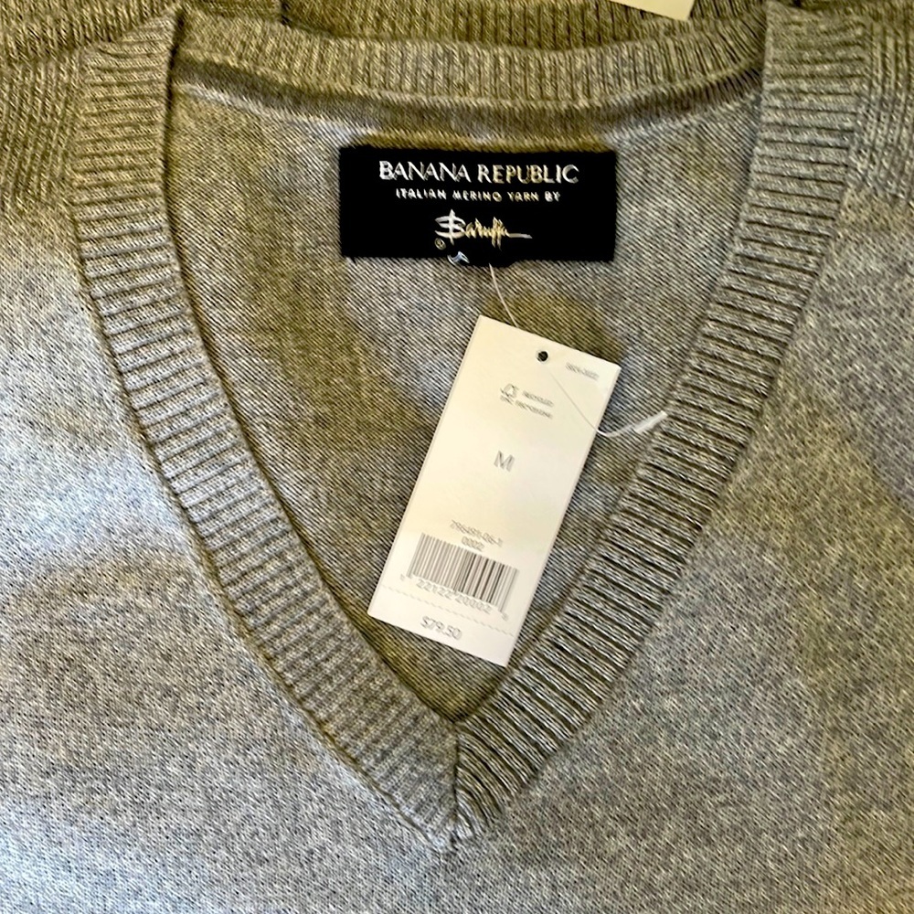 Banana Republic Italian Merino Yarn by baruffa V neck sweater M
